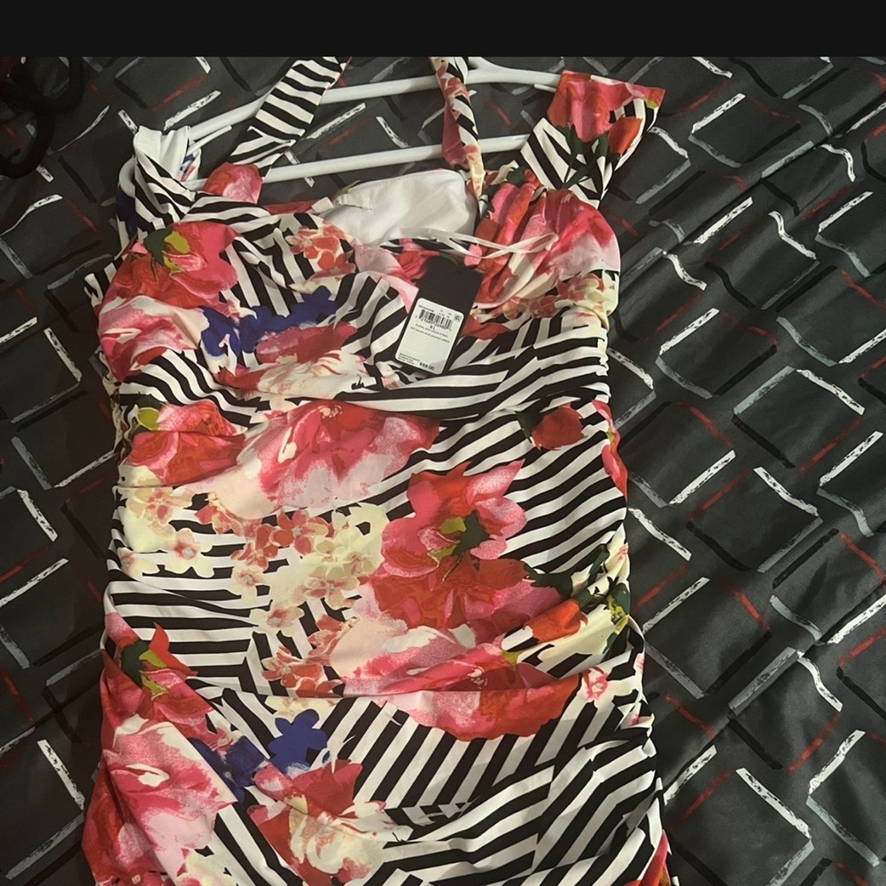 Brand New guess multicolor dress size x large but feels like large.